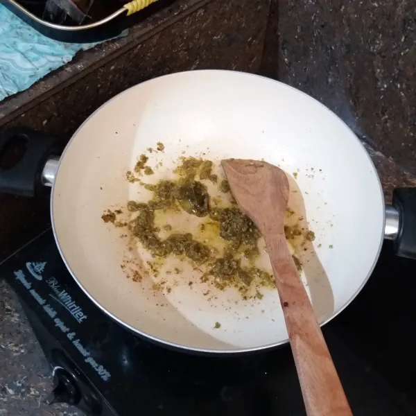 Panaskan olive oil, masukkan sambal hijau, aduk, & tumis sebentar.