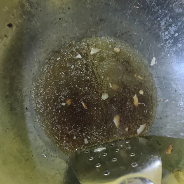 Masukkan air dan saos tiram kedalam minyak bekas menggoreng bawang, aduk rata.