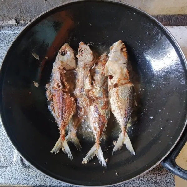 Bersihkan ikan kembung, kemudian goreng hingga matang, angkat dan tiriskan