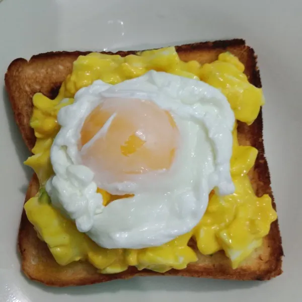 Jika suka bisa ditambahkan poached egg sebelum ditutup dengan roti.