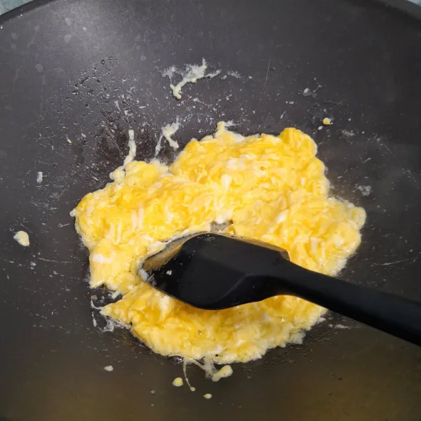 Panaskan 2 sdm minyak goreng lalu tuang telur kocok lalu aduk-aduk hingga jadi orak-arik.