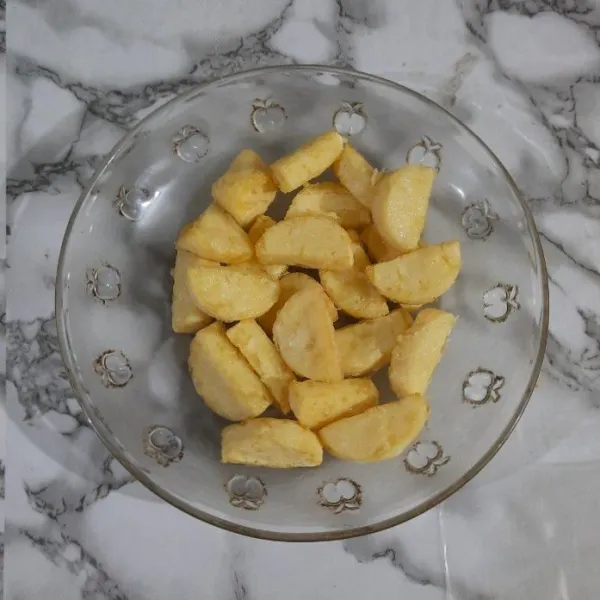 Potong tofu ketebalan 1 cm, belah 2. Lalu balur dengan tepung maizena. Goreng hingga kuning keemasan.