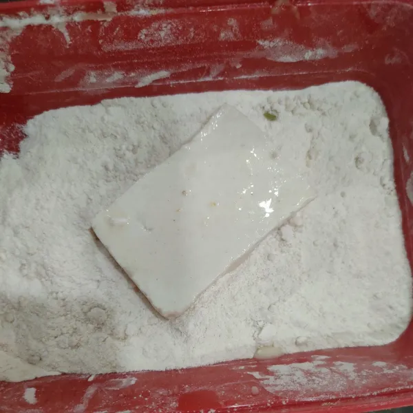 Lalu masukkan dalam tepung kering. Masukkan lagi dalam adonan cair, lalu dalam tepung kering sampai tahu terbalut tepung.