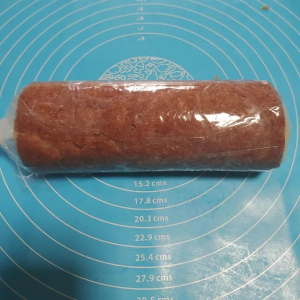 Lalu gulung dan tekan sampai padat. Saya masukan lemari es selama 20 menit. Agar lebih set.