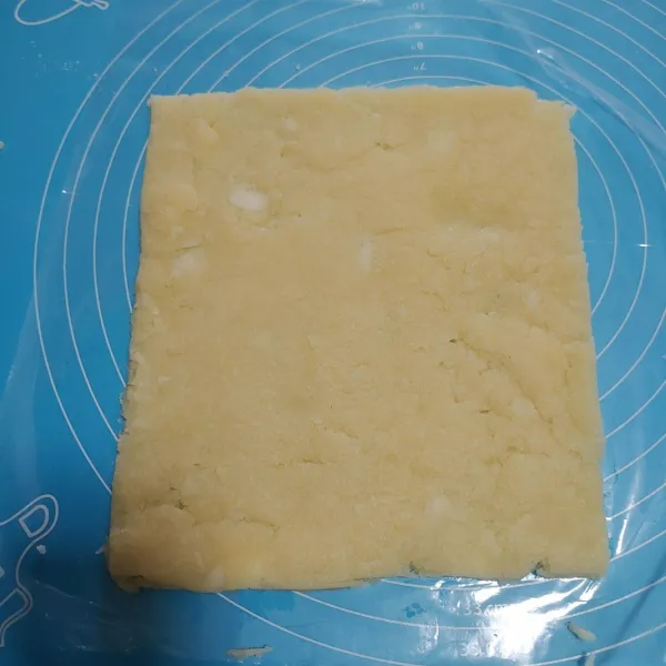 Alaskan plastik lalu tipiskan dan ratakan pinggiran nya.