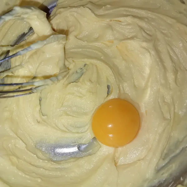 Campur butter margarin vanili dan garam. Kocok dg whisk hingga cukup rata tambahkan kuning telur.