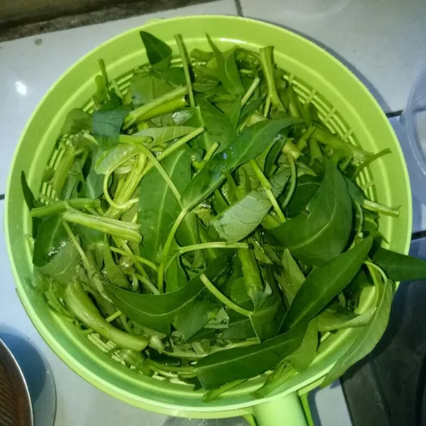 Petik kangkung, pilih yang masih muda lalu cuci bersih, tiriskan