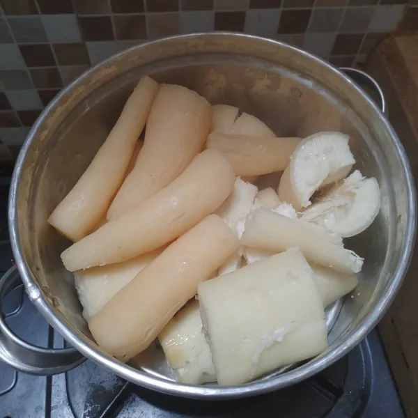 Kukus singkong hingga matang dan empuk.