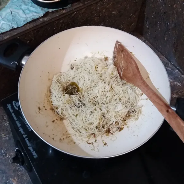 Masukkan bihun, tambahkan kaldu jamur & garam, aduk rata.