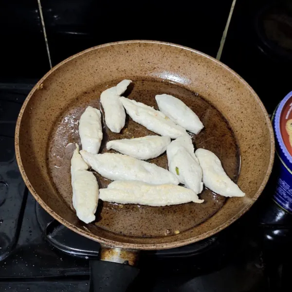 Goreng otak-otak dengan sedikit minyak hingga kedua permukaannya kering.