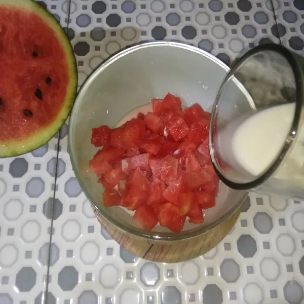 Tuang susu cair ke dalam semangka