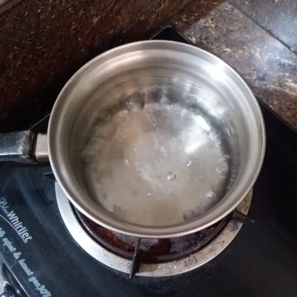 Didihkan air, pastikan cukup untuk merebus hingga semua telur puyuh terendam.