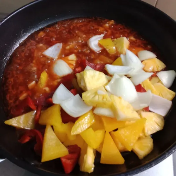 Tambahkan buah nanas , paprikadan bawang bombay masak selama 1 menit