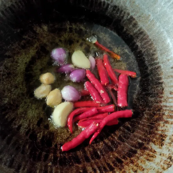 Goreng bumbu kacang, cabai merah, bawang merah, bawang putih, dan kemiri, lalu angkat.