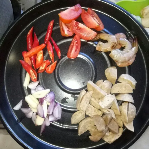 Cuci bersih dan iris udang, bakso, tomat, cabe merah, bawang merah dan bawang putih