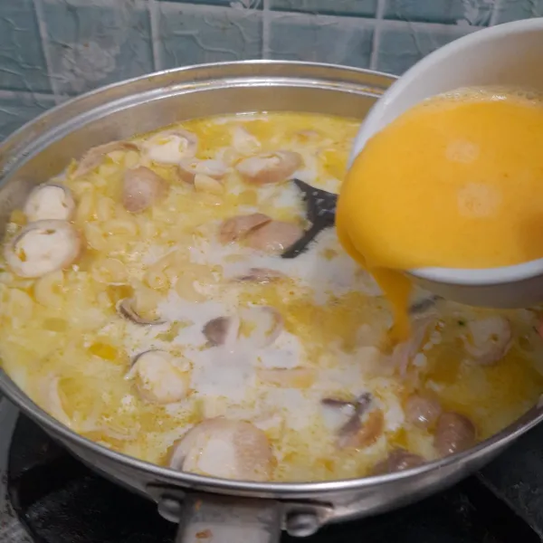 Masukkan kocokan telur ayam sedikit demi sedikit lalu sambil diaduk cepat.