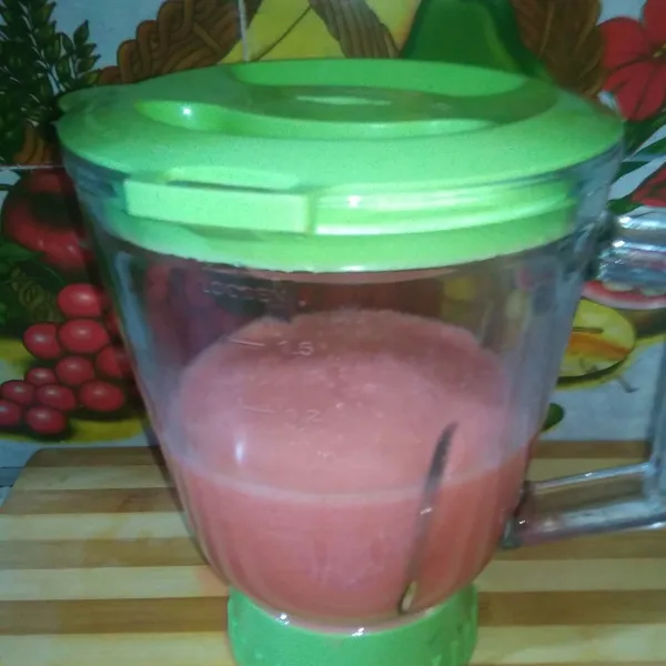 Blender jus sampai halus. Tuangkan kedalam gelas . Masukkan potongan semangka yang dipotong dadu kecil, dan sajikan.
