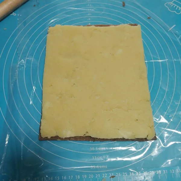 Tumpuk kedua getuk,getuk rasa coklat dibawah sedangkan yang putih diatas.