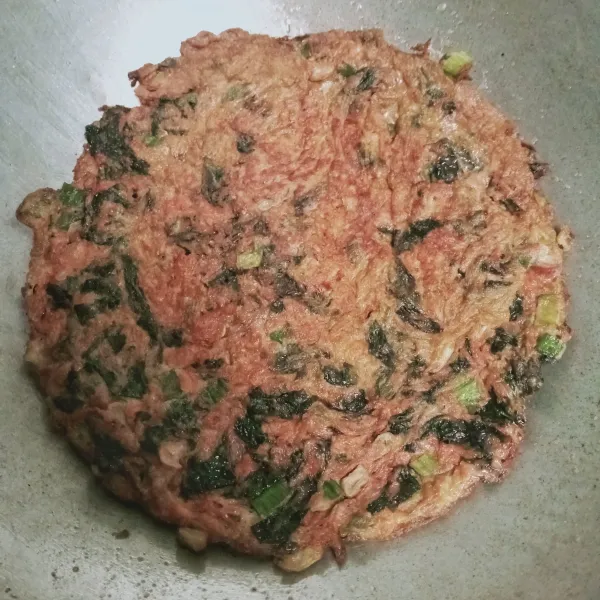 Balik agar matang merata, angkat dan potong sesuai selera.