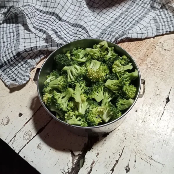 Potong brokoli per kuntum. Rendam dengan air garam sesaat lalu bilas hingga bersih. Tiriskan