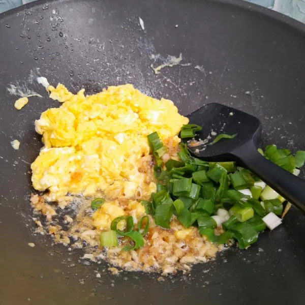 Sisihkan telur dipinggir wajan lalu tuang 2 sdm minyak goreng. Tumis bumbu halus dan daun bawang hingga harum.