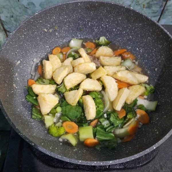 Masukan tofu, masak sampai sayuran matang.