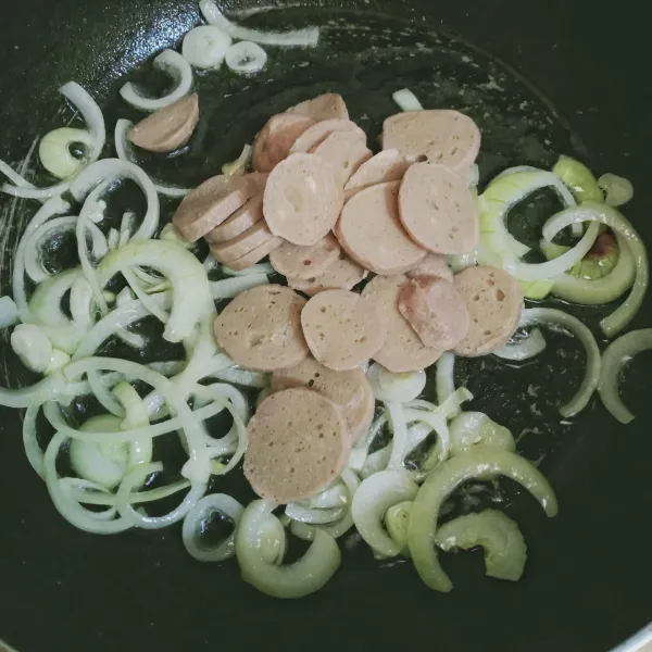 Tumis bawang bombay dengan butter hingga harum, masukkan bakso, aduk rata.