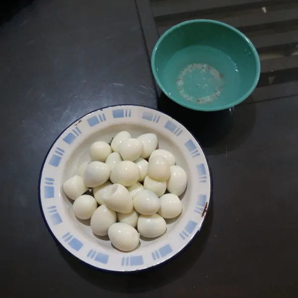 Kupas telur puyuh, rendam dalam air untuk membersihkan kulit telur yang masih menempel.