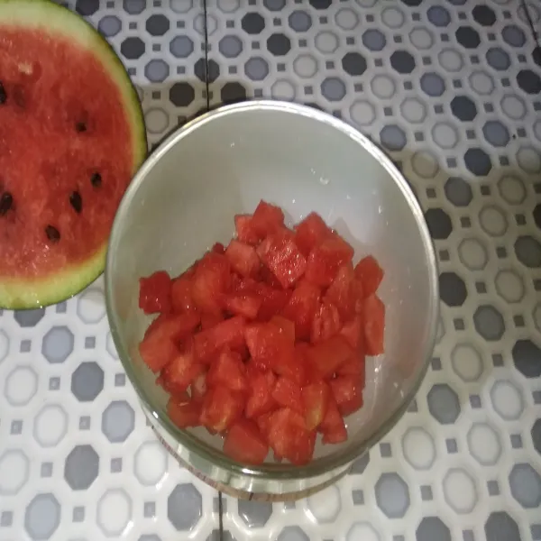 Potong dadu buah semangka, aslinya dibulatkan dengan sendok.