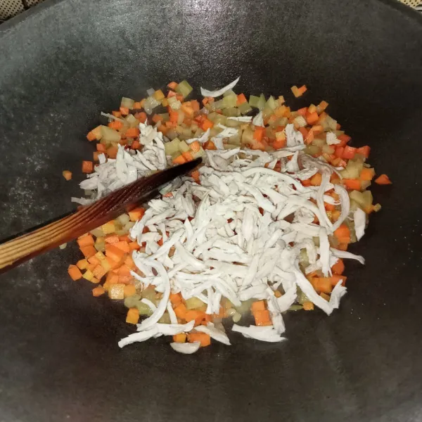 Masukkan ayam suwir, kentang, dan wortel, lalu aduk rata.