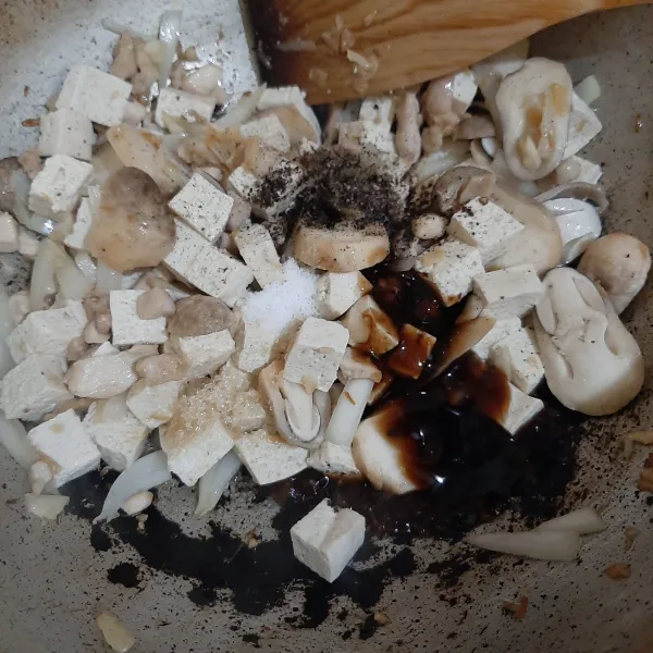 Masukkan tahu, jamur merang, saus tiram, garam, gula, dan lada hitam, aduk rata. Masukkan air, masak sebentar sampai air mendidih.