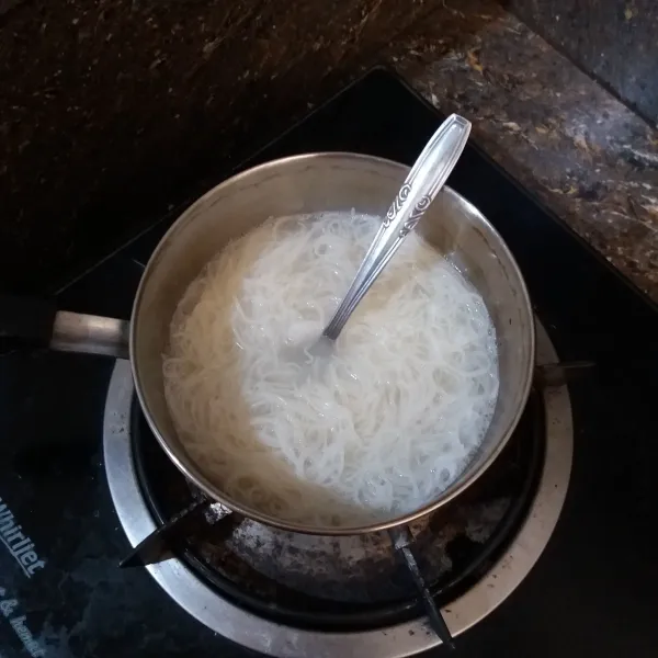 Didihkan air, rebus bihun sekitar 3 menit.