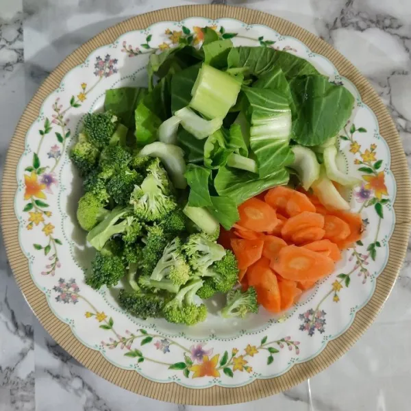 Potong dan cuci bersih sayuran pakcoy, brokoli dan wortel.