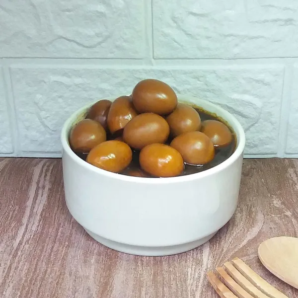 Tata telur di mangkuk saji, saring kuah kecap, tuang ke mangkuk saji.