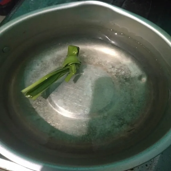 Masukkan air kedalam panci untuk merebus dan tambahkan 3lembar daun pandan agar lebih wangi.