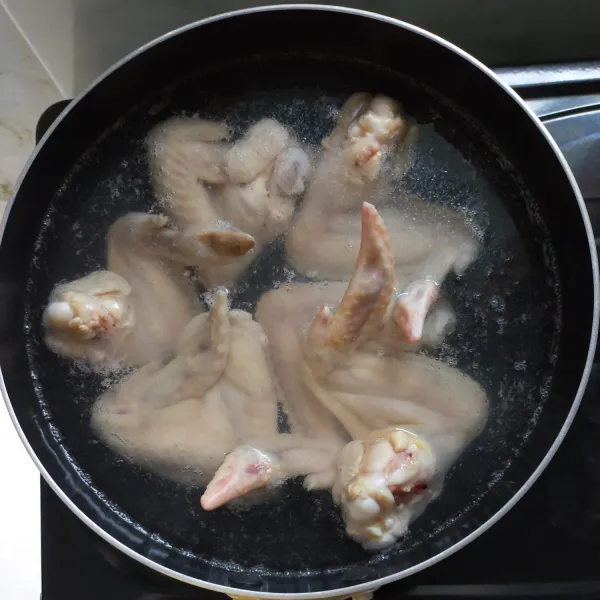 Rebus ayam sampai matang,buang buih yang mengapung di atasnya.