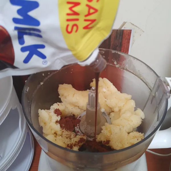 Bagi 2 adonan sama rata,saya timbang terlebih dahulu. Untuk rasa coklat tambahkan kental manis coklat dan bubuk coklat. Haluskan hingga merata.