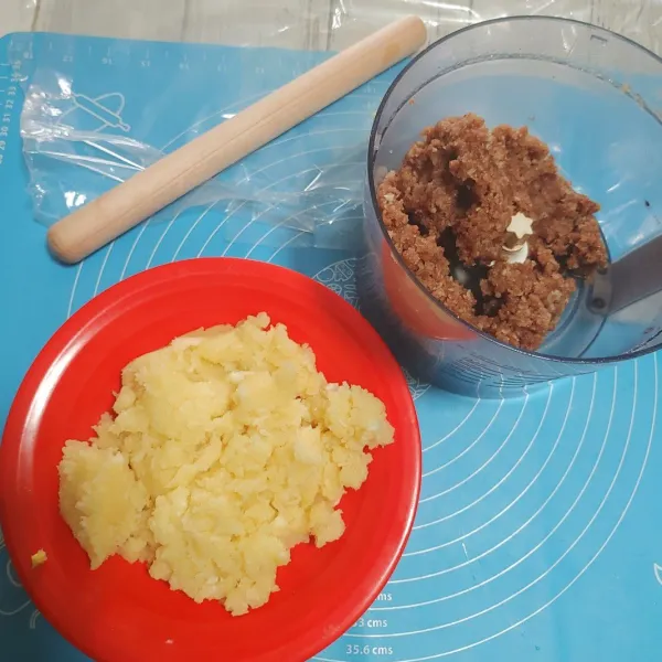 Siapkan kedua bahan getuk putih dan coklat.