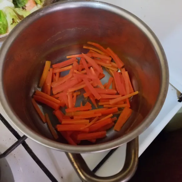 Potong korek wortel, lalu rebus setengah matang dan tiriskan