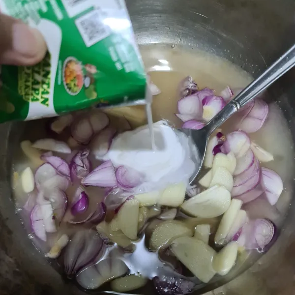 Masukkan bawang merah, bawang putih dan santan instan ke dalam putih telur.