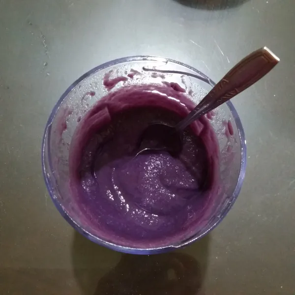 Pasta ubi ungu : masukkan ubi ungu & air ke dalam blender, proses hingga halus, sisihkan.