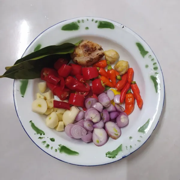 Haluskan bawang merah, bawang putih, cabai merah, cabai rawit, ketumbar bubuk, dan kemiri.