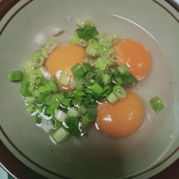Ambil telur masukkan daun bawang, kocok lepas.