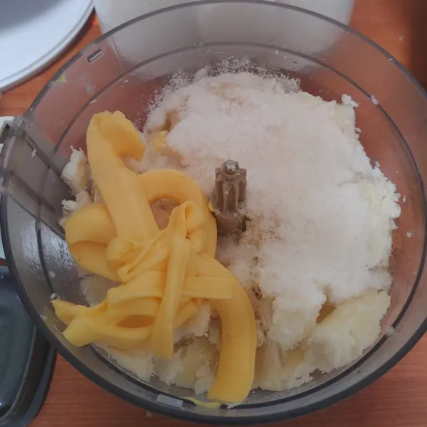 Setelah singkong matang,selagi panas masukan food proseccor dengan ditambahkan gula pasir dan margarin. Haluskan