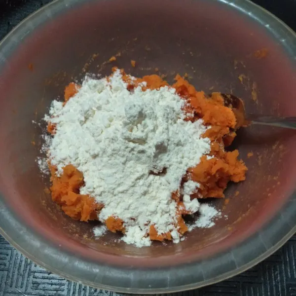 Tambahkan tepung tapioka, gula halus, tepung maizena dan baking powder ke dalamnya, lalu aduk hingga tercampur rata.