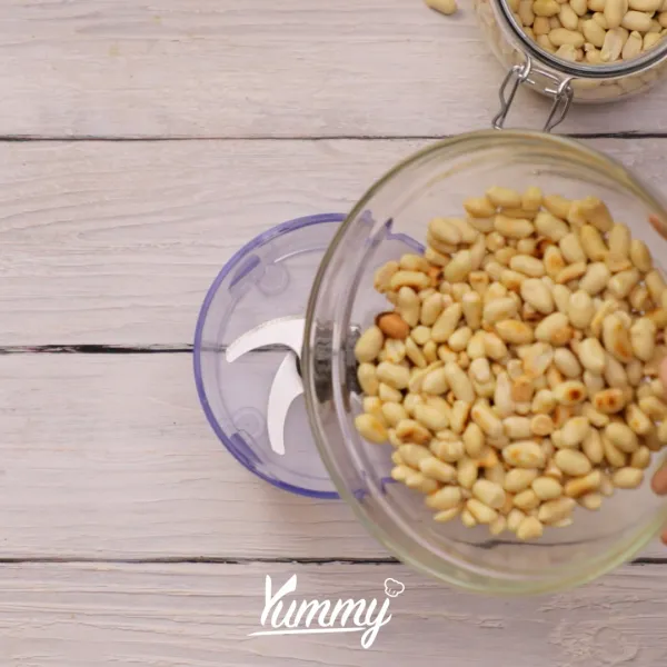 Masukkan kacang yang telah di sangrai dan sedikit minyak ke dalam food processor dan haluskan.