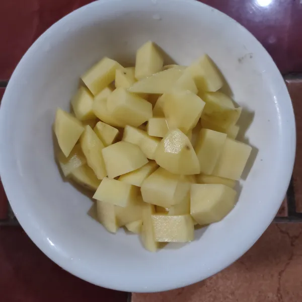 Bersihkan kentang lalu potong dadu, goreng hingga matang dan berkulit sisihkan.