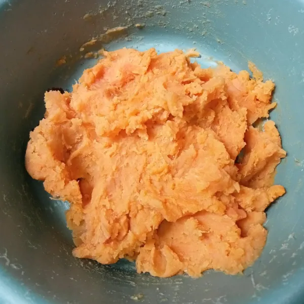 Kukus ubi kuning hingga matang, lalu haluskan selagi masih panas.