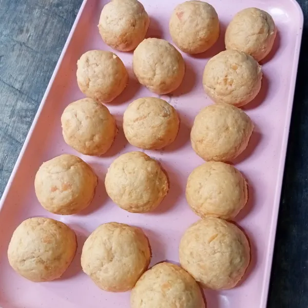 Ambil adonan secukupnya dan bentuk bulat.