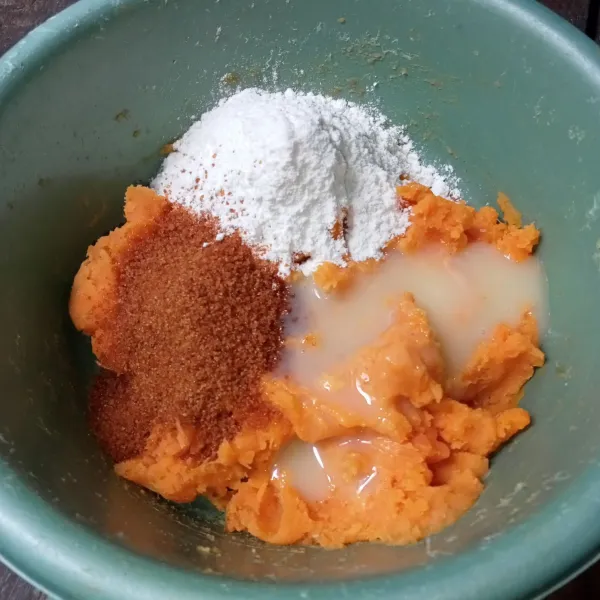 Campur ubi, tepung terigu, gula merah, susu kental manis dan garam, aduk-aduk hingga tercampur rata.